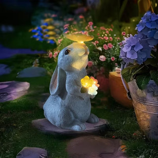 Соларна градинска фигура Заек с LED лампа и цветя